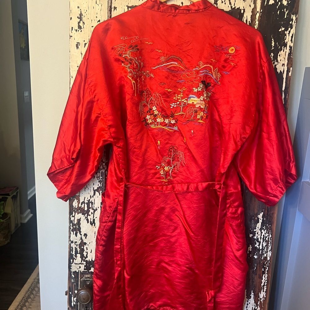 Pearls Red vintage embroidered Chinese Silky robe. Size Medium. - Picture 2 of 7